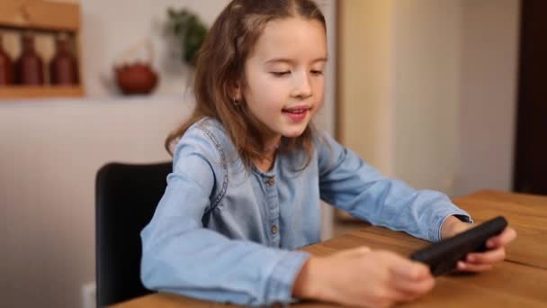 Evde Cep Telefonuyla Oyun Oynayan Mutlu Kız Çocuğu Akıllı Telefon — Stok video