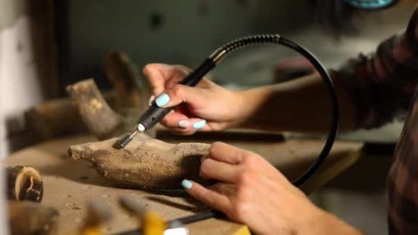 Frauen Mit Elektrowerkzeugen Holz Bearbeiten Graveur Schnitzen Beim Basteln Herstellung — Stockvideo