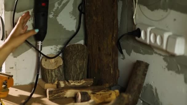 木彫りの工具を使った女性の彫刻 手作りのお土産の製作 ワークショップでの女性 — ストック動画