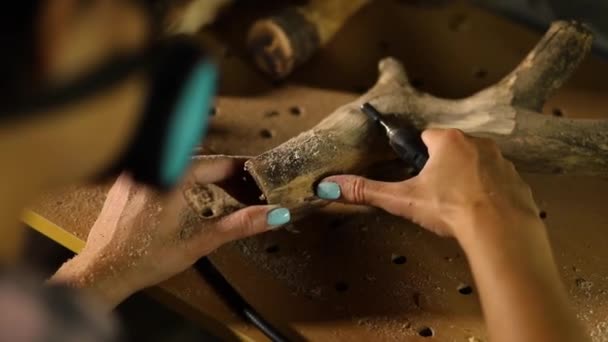 Elektrikli Ahşap Aletler Kullanan Bir Kadın Mezar Kazıcı Yapımı Eşyalar — Stok video