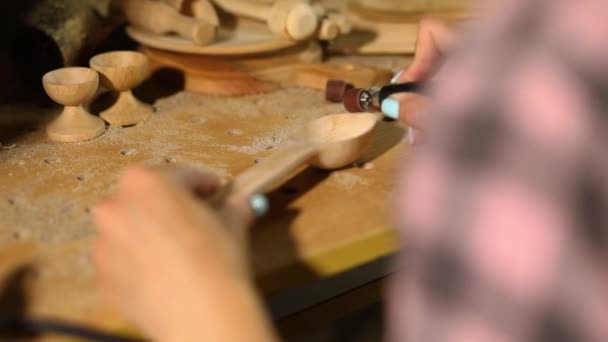 Hembra Usando Herramientas Trabajo Energía Graver Para Utensilios Madera Cuchara — Vídeo de stock