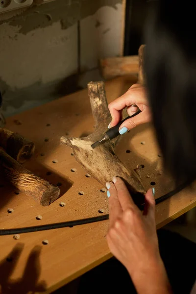木彫りの工具を使った女性の彫刻 手作りのお土産の製作 ワークショップでの女性 — ストック写真