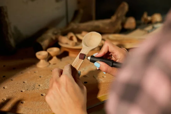 木製道具用の電動工具グラバーを使用した女性スプーン 研削盤を製作しながら 手作りのお土産を作成し ワークショップで女性 — ストック写真