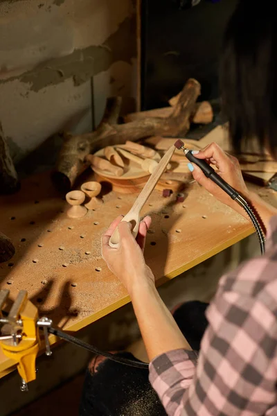Kobieta Korzystająca Elektronarzędzi Grawerowania Drewnianych Przyborów Łyżka Rzeźba Szlifierka Podczas — Zdjęcie stockowe
