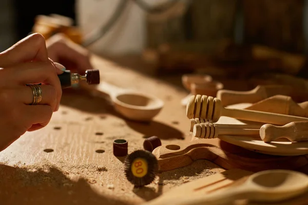 Female Using Power Working Tools Graver Wooden Utensils Spoon Carving — Stock Photo, Image