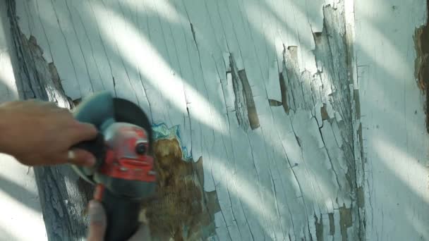 Mann Schleift Holztür Poliert Alte Tür Freien Restaurierungsarbeiten — Stockvideo
