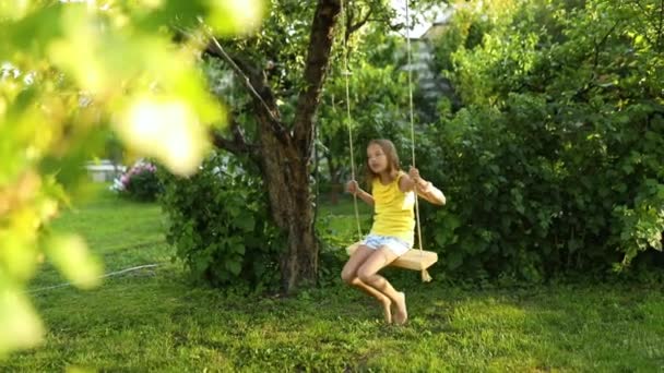 Szczęśliwy Boso Śmiejące Się Dziecko Dziewczyna Huśtawka Huśtawce Zachód Słońca — Wideo stockowe