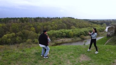 Mutlu aile, Ukrayna 'nın Ukrayna' daki Sluch nehir tepelerinde, Gubkiv köyünde akıllı telefonla selfie çekiyor.