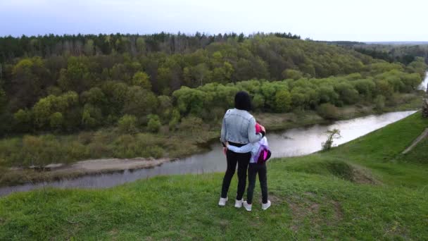 Mother Daughter Enjoys View Coast Sluch River Hills Gubkiv Village — ストック動画