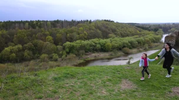 Moeder Dochter Lopen Aan Kust Sluch Rivier Heuvels Gubkiv Dorp — Stockvideo