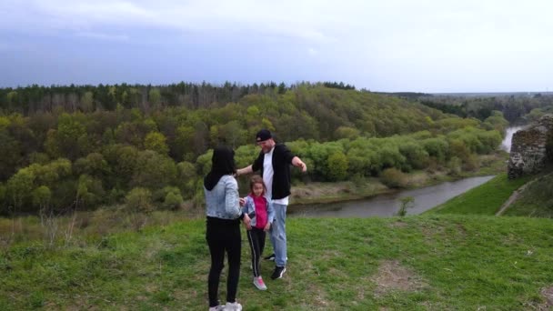 Felice Abbraccio Familiare Sulla Costa Sluch Colline Fluviali Villaggio Gubkiv — Video Stock