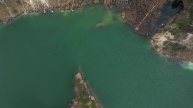 Hava aracı görüntüsü bazalt sütunları inanılmaz endüstriyel manzara, Emerald Gölü 'ndeki taşocağı, açık mayın. Göl ve Ukrayna 'ya giden bir maden ocağı.