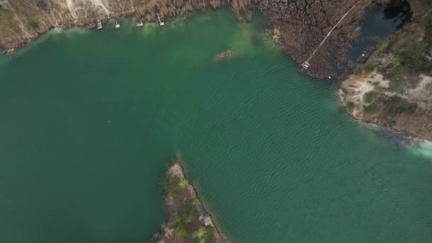 Vistas Aéreas Drones Colunas Basalto Paisagem Industrial Incrível Lago Esmeralda — Vídeo de Stock