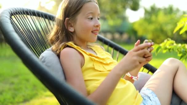 Ευτυχισμένο Κορίτσι Παιδί Που Παίζει Παιχνίδι Στο Κινητό Τηλέφωνο Στο — Αρχείο Βίντεο