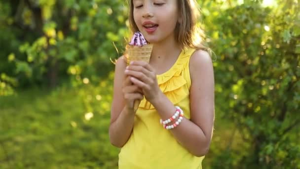 Милая Девушка Брекетами Едят Итальянское Мороженое Конус Улыбаясь Время Отдыха — стоковое видео