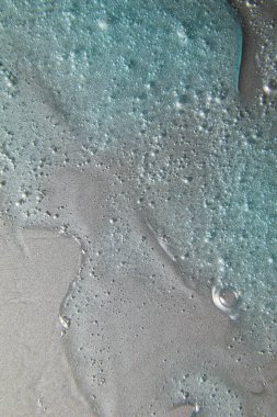 Gümüş doku, makyaj ve kozmetik arka plan, cilt bakımı veya saç ürünü üzerine mavi krem sıvı jel serumu