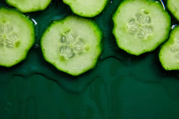 Yeşil Zemin Üzerinde Jöle Bulunan Düz Salatalık Dilimleri Organik Kozmetik — Stok fotoğraf