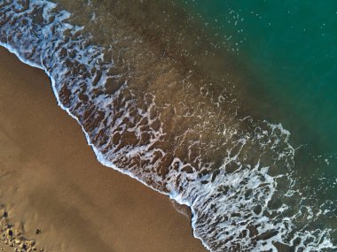 Dalgalı kumsal ve denizin havadan görünüşü, üst manzara, inanılmaz doğa arka plan, sahil ve temiz su, uçan dron, deniz manzarası, kopyalama alanı.