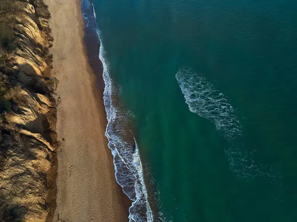 Вид Воздуха Песчаный Пляж Море Волнами Вид Сверху Удивительный Фон — стоковое фото