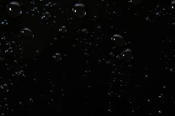 Abstrakte Wassertropfen Auf Schwarzem Hintergrund Makro Blasen Nahaufnahme Kosmetische Flüssigkeitstropfen — Stockfoto