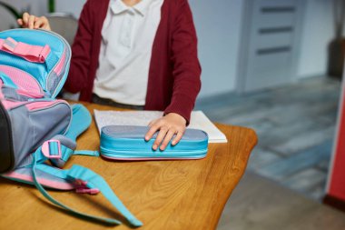 Liseli kız evde sırt çantasına kitap ve notlar koydu, öğrenci personeli eğitime hazırladı, okul malzemelerine, okula dönüş konseptine..