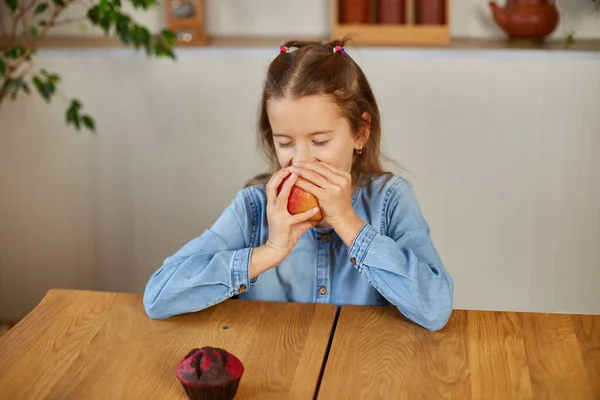 Cute Little Girl Eat Red Apple Home Kitchen Interior Yummy — Photo