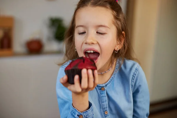 Happy Emotional Little Girl Eats Cupcake Home Smiling Happy Children — Photo