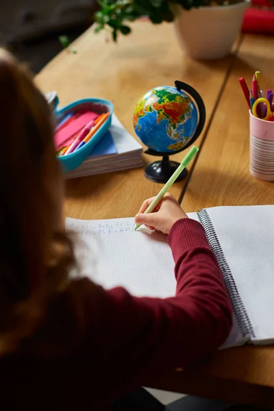 Colegiala Centrada Sienta Escritorio Haciendo Escritura Tarea Educación Casa Pequeña — Foto de Stock