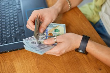 İş adamı, nakit para sayan Amerikan doları banknotları, finans ve para ödeme konsepti erkek eli sayma, masada oturma, gelir ve iş.