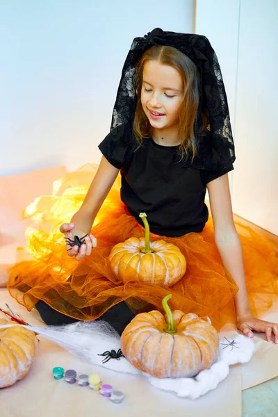 Child Play Spider Decorating Pumpkin Home Little Girl Drawing Face — 图库照片