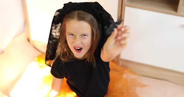 Happy Child Spielen Mit Spinne Kleines Mädchen Auf Halloween Jack — Stockvideo