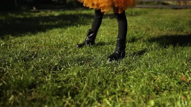 Kindermädchen Bricht Zusammen Lässt Den Kürbis Halloween Freien Fallen Ein — Stockvideo