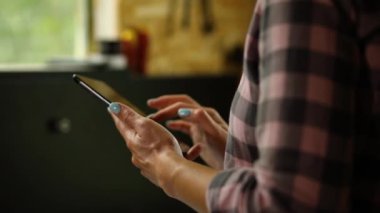 Atölyede dijital tablet kullanan kadın işyeri sahibi, atölyede planlar ve tabletle çalışan endüstriyel kadın mühendis.