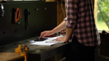 Atölyede dijital tablet kullanan kadın işyeri sahibi, atölyede planlar ve tabletle çalışan endüstriyel kadın mühendis.