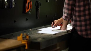 Kadın iç mimar çizimler üzerinde çalışıyor, kadın mimar atölyede yeni daire tasarımı cetvel planı çiziyor, yeni inşaat projesinin tasarım projeleri.