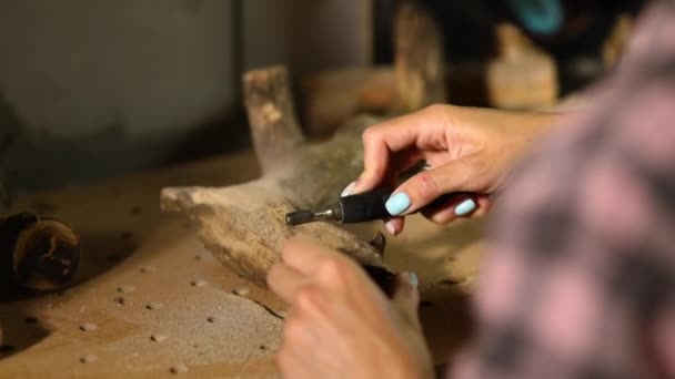 Feminino Usando Ferramentas Trabalho Madeira Poder Gravador Escultura Durante Elaboração — Vídeo de Stock