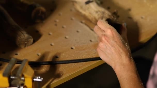 Kobieta Korzystająca Narzędzi Mechanicznych Obróbki Drewna Grawerowanie Rzeźbienie Podczas Rzemiosła — Wideo stockowe