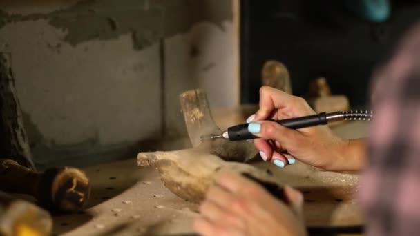 Female Using Power Wood Working Tools Graver Carving While Crafting — Stock Video