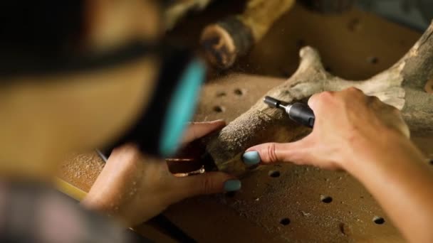 Kobieta Korzystająca Narzędzi Mechanicznych Obróbki Drewna Grawerowanie Rzeźbienie Podczas Rzemiosła — Wideo stockowe