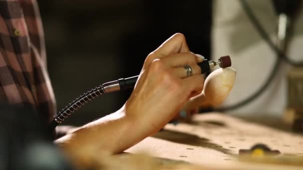 Hembra Usando Herramientas Trabajo Energía Graver Para Utensilios Madera Cuchara — Vídeo de stock