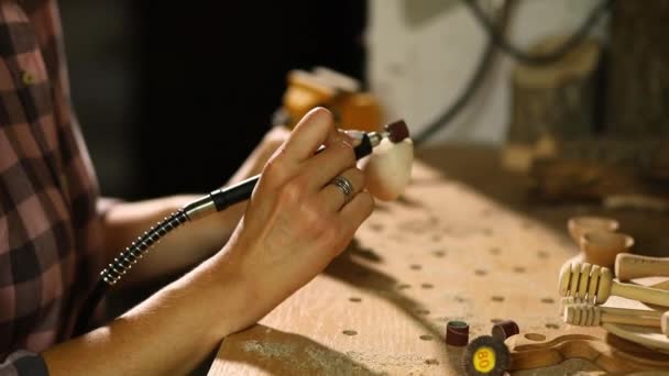 Kobieta Korzystająca Elektronarzędzi Grawerowania Drewnianych Przyborów Łyżka Rzeźba Szlifierka Podczas — Wideo stockowe