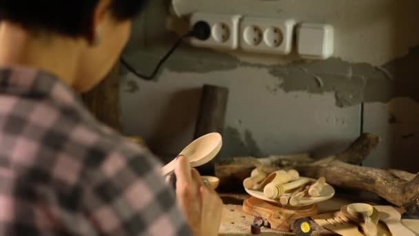 木製道具用の電動工具グラバーを使用した女性スプーン 研削盤を製作しながら 手作りのお土産を作成し ワークショップで女性 — ストック動画
