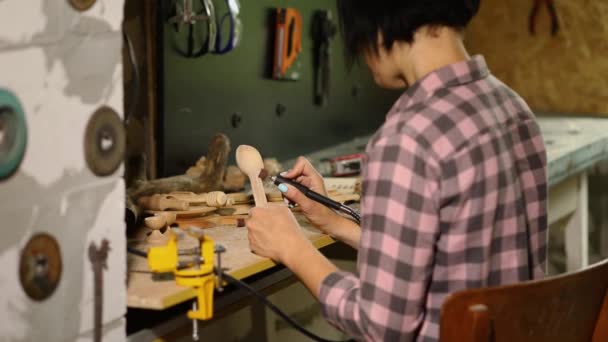 Female Using Power Working Tools Graver Wooden Utensils Spoon Carving — Stock Video