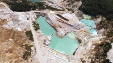 Hava manzaralı taş ocağı porselen porselen, kaolin, turkuaz su ve beyaz sahil, insansız hava aracı açık maden madeni kaolini su ile dolmuş, Ukrayna