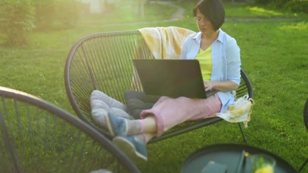 Wolna Strzelanka Pracuje Laptopie Domu Podwórku Koncepcja Pracy Zdalnej Wygodnej — Wideo stockowe