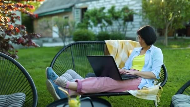 Γυναικεία Πληκτρολόγηση Στο Laptop Για Απομακρυσμένη Εργασία Freelancer Γυναίκα Που — Αρχείο Βίντεο