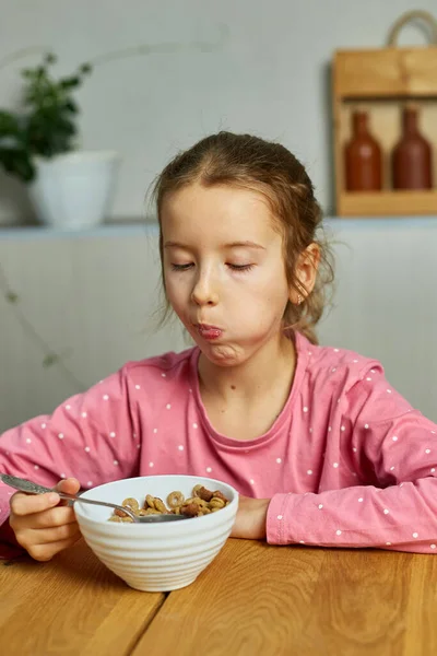 Petite Fille Mignonne Profiter Manger Des Céréales Avec Lait Pour — Photo