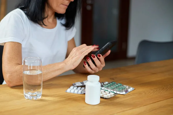 Starsza Kobieta Korzystająca Telefonu Komórkowego Zamawiająca Leki Online Domu Kupująca — Zdjęcie stockowe