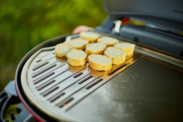 Prepare Breakfast Bread Roasting Bruschetta Barbecue Gas Grill Outdoor Backyard — Foto de Stock