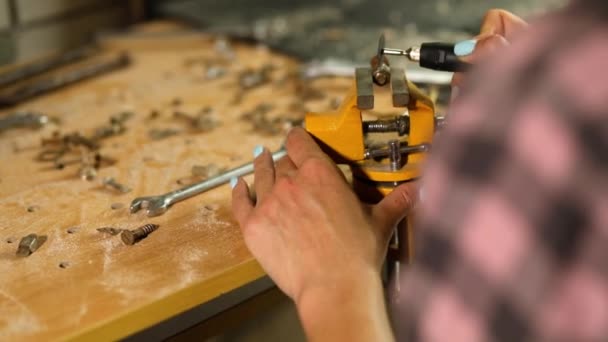 Kobieta Używająca Szlifierki Mechanicznej Żeńska Ręka Szlifuje Metalowe Nakrętki Śruby — Wideo stockowe